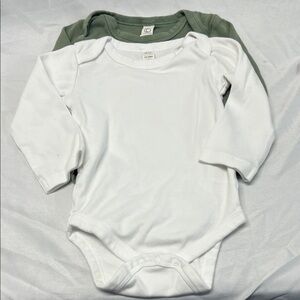 Colored Organics White and Green Long Sleeve 2 Onesies Bundle Size 12-18 months